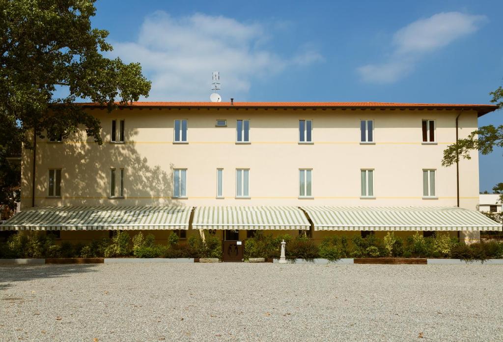 un gran edificio con un gran patio frente a él en La Viscontina en Somma Lombardo