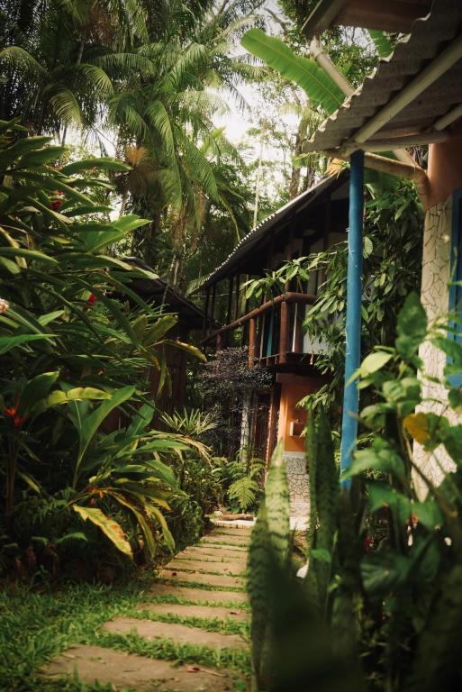 a path in front of a house with plants at Hogar na mata in Ubatuba
