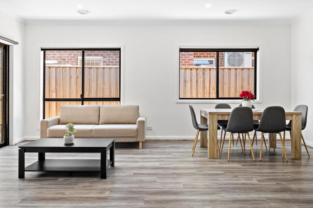 Et opholdsområde på Spacious 4-Bed Home with Private Outdoor Area