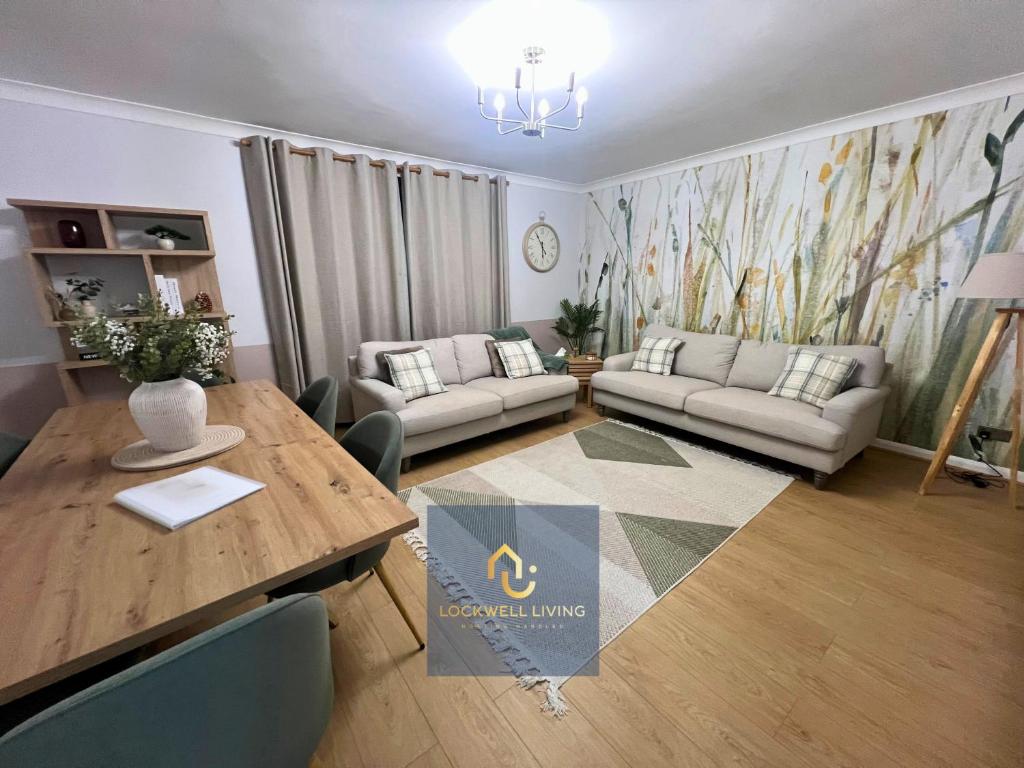 een woonkamer met een bank en een tafel bij Chalfont Haven 