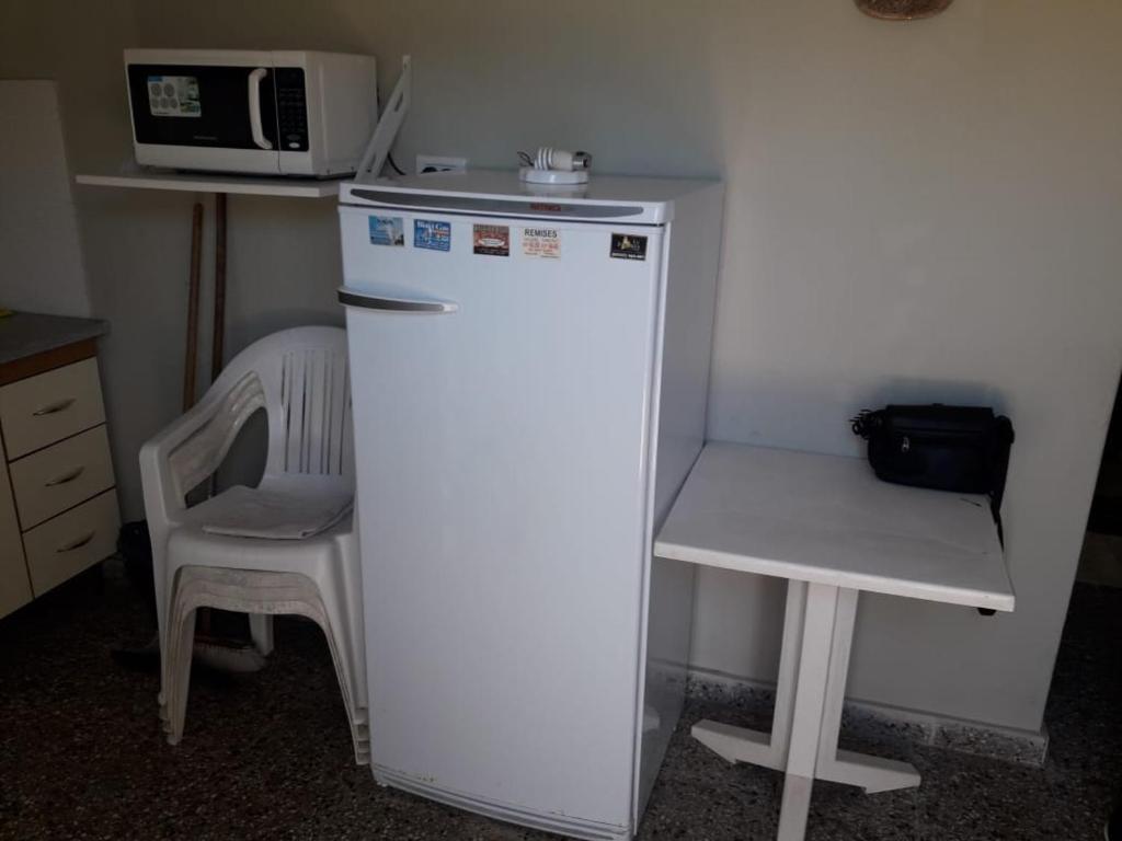 een kleine witte koelkast in een keuken met een magnetron bij Mary in Costa Azul