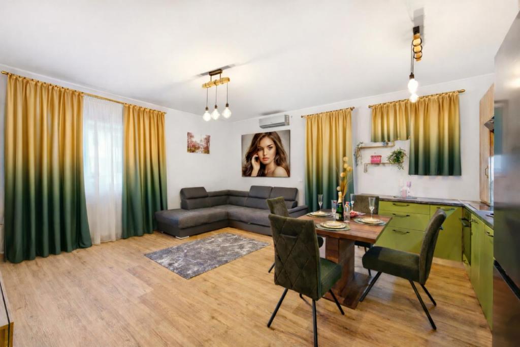 een woonkamer met een tafel en een bank bij Apartament Luna in Giroc