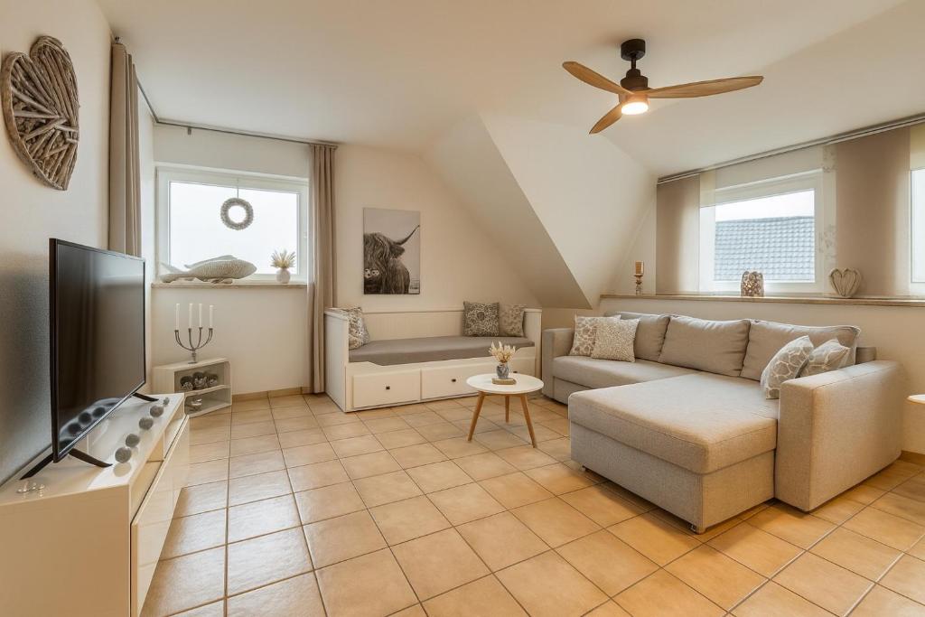 ein Wohnzimmer mit Sofa und Fernseher in der Unterkunft Ferienwohnung Meinerzhagen in Meinerzhagen