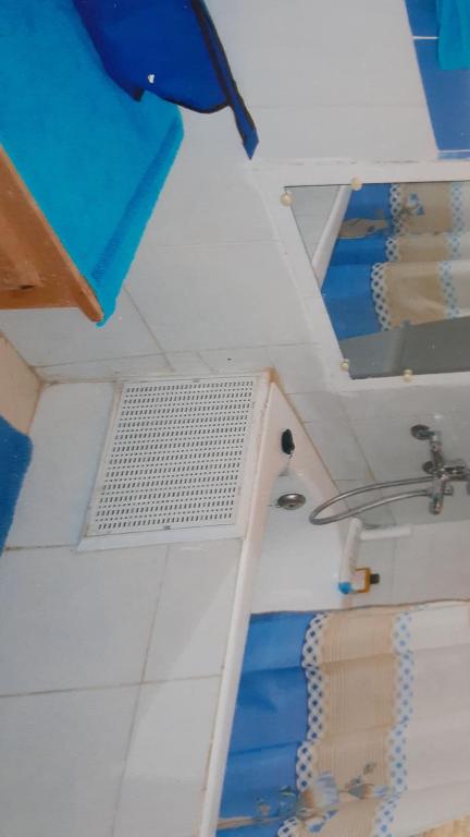 een kamer met een badkamer met een wastafel bij La maison de palmeraie in Tamnougalt