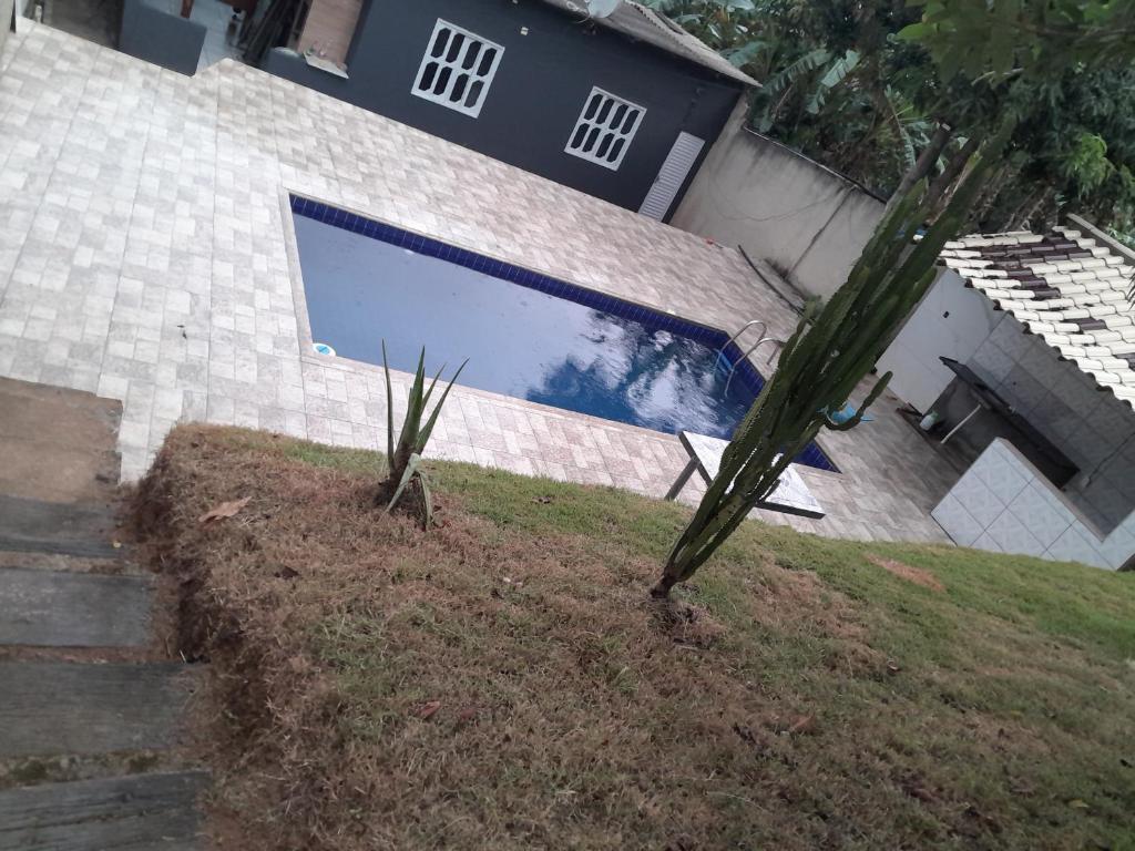 a house with a swimming pool on the side of it at Cantinho do sossego in Macaé
