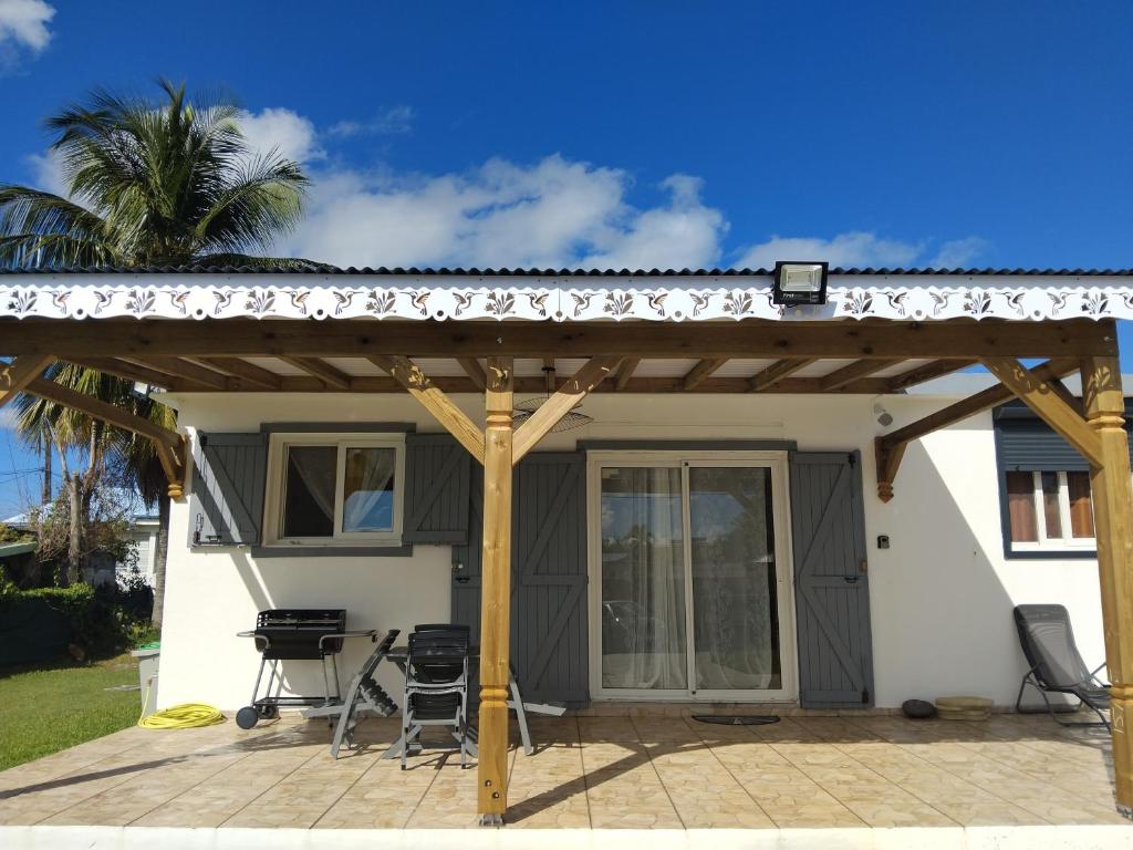 Tòa nhà nơi biệt thự tọa lạc