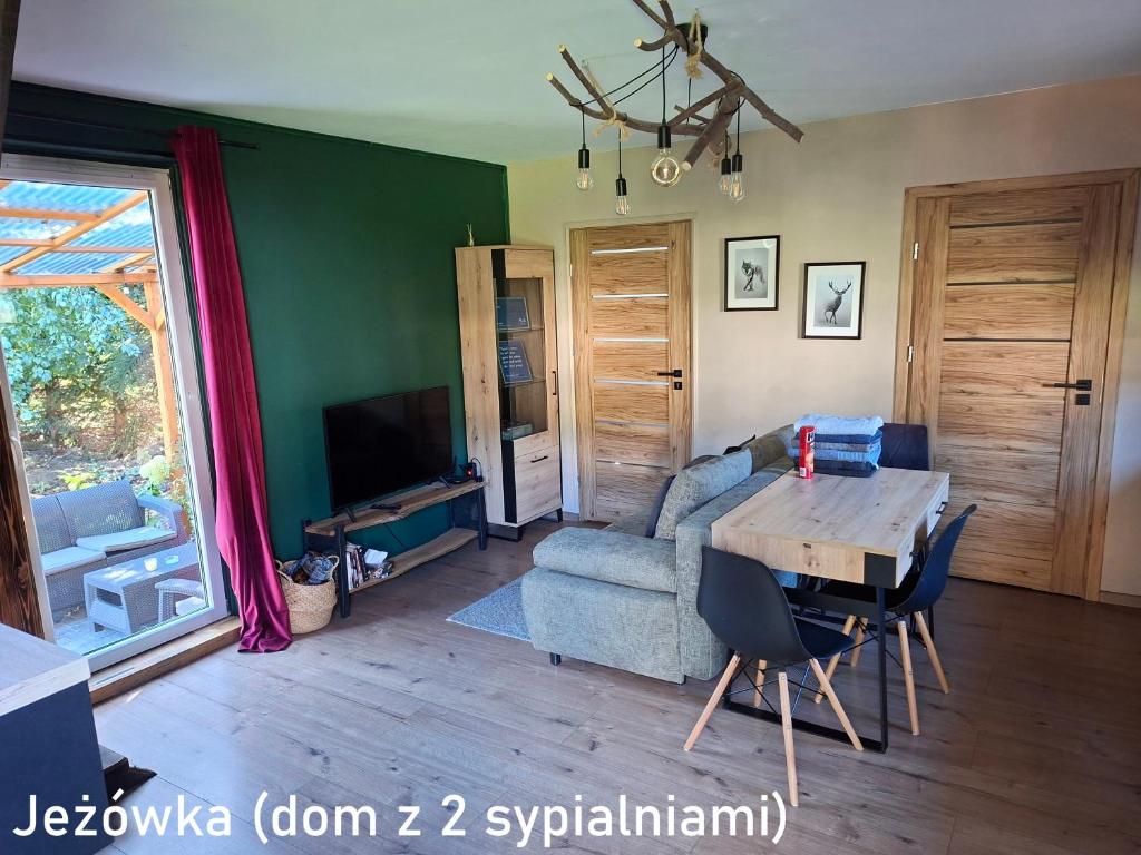 TV a/nebo společenská místnost v ubytování Jeżówka i Sudetka