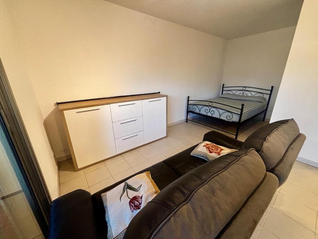 een woonkamer met een bank en een bed bij Cosy studio plages Antibes in Antibes