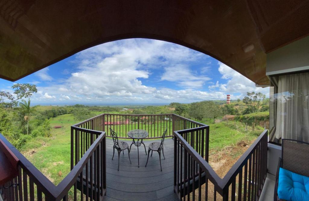 Blick auf einen Balkon mit Tisch und Stühlen in der Unterkunft Villa Paraiso in La Colonia