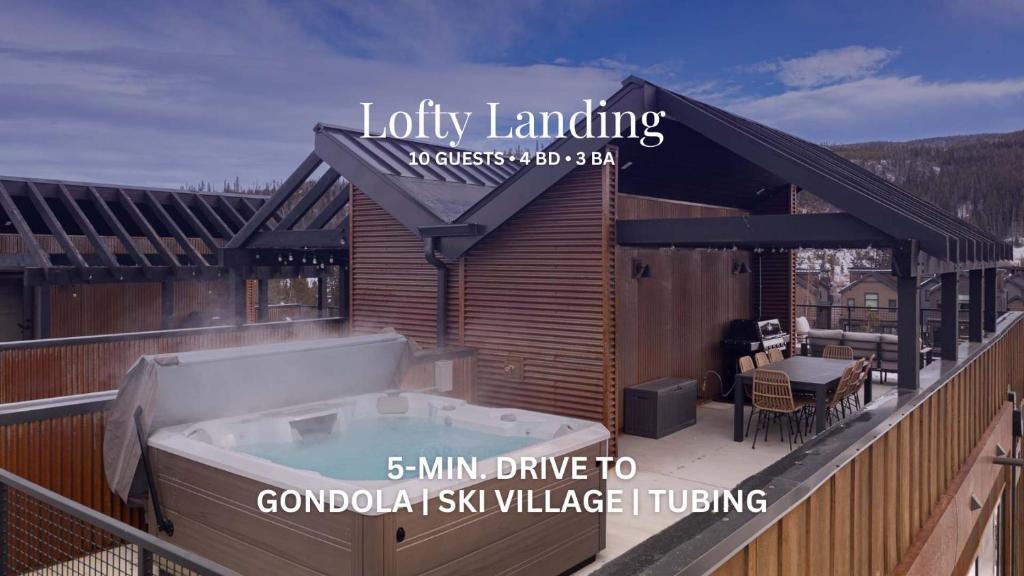 una vasca idromassaggio sul terrazzo di una casa di Lofty Landing a Hideaway Park