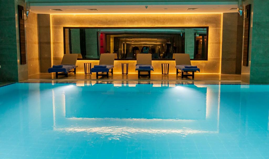 A piscina localizada em Novotel Diyarbakir ou nos arredores
