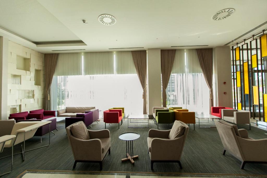 Uma área de estar em Novotel Diyarbakir