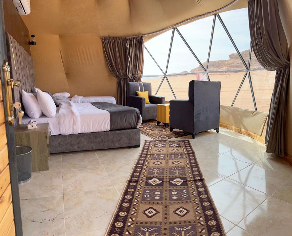una camera con letto e un soggiorno con vista di Princess luxury camp a Wadi Rum