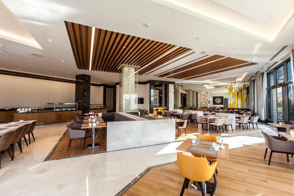 Um restaurante ou outro lugar para comer em Novotel Diyarbakir