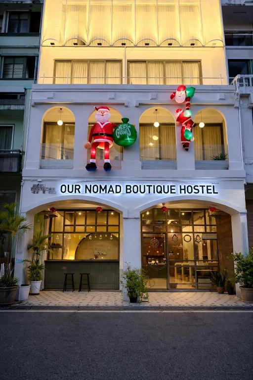 ein Ladenlokal eines nominierten Boutiquehauses in der Unterkunft Our Nomad Boutique Hostel in Phuket