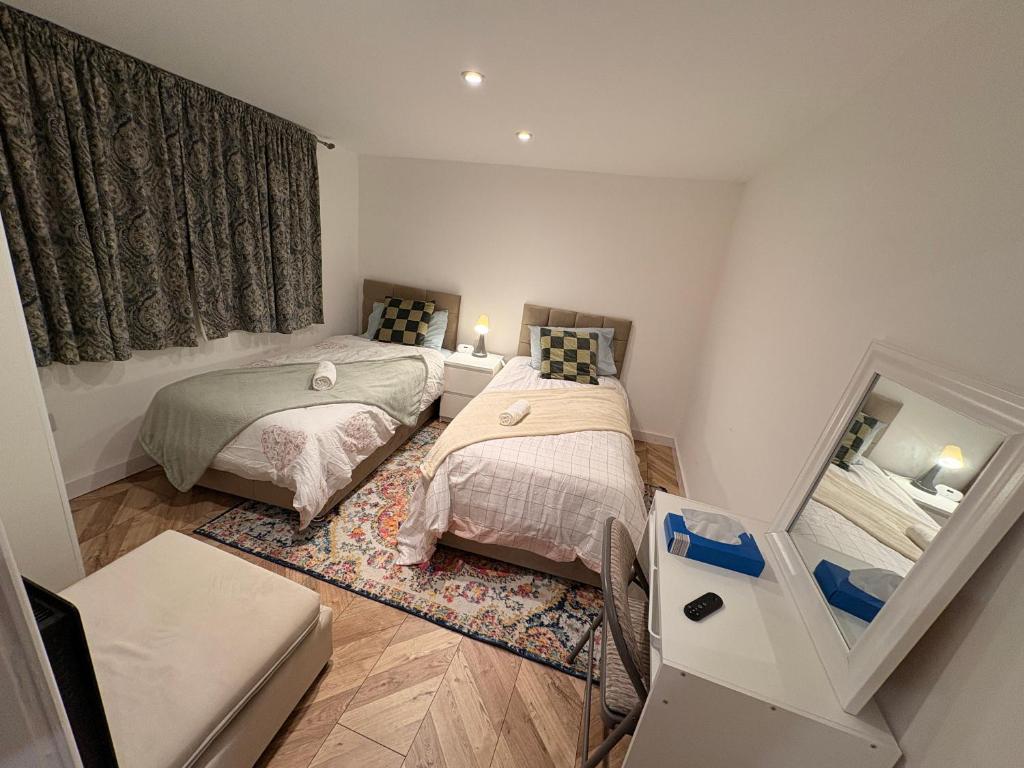 En eller flere senge i et værelse på Cozy living in Great Barr Birmingham