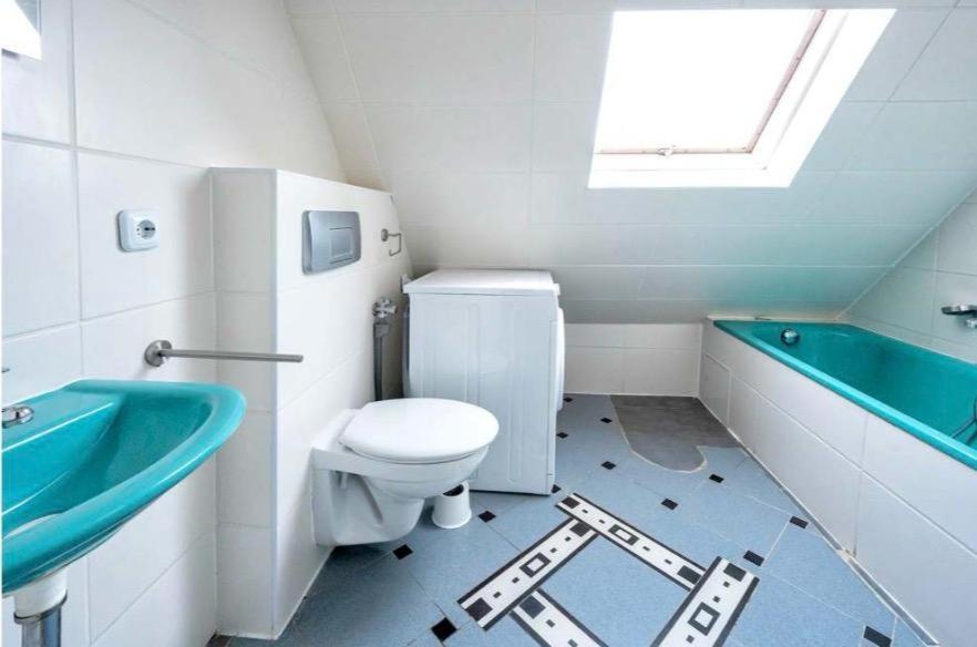 een badkamer met een wastafel, een toilet en een bad bij Nest-Unterkunft in Bad Überkingen