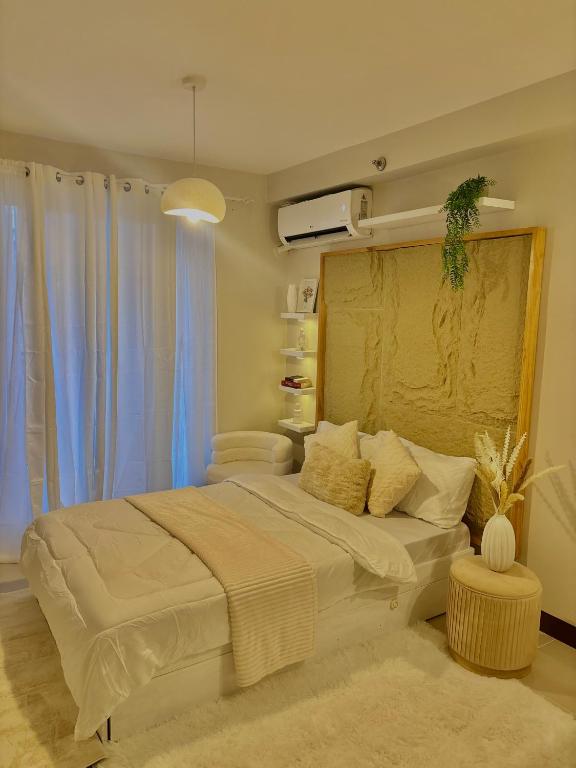 a bedroom with a large white bed with yellow pillows at Maison kh in Suba