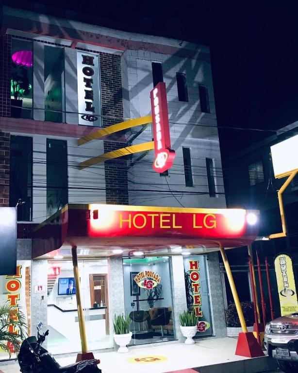 een hotel-loc-bord aan de zijkant van een gebouw bij Hotel Pousada-LG in Breves