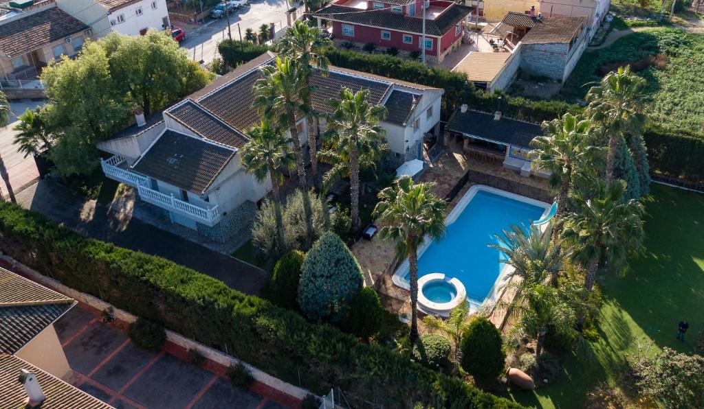 an aerial view of a house with a swimming pool and palm trees at Finca Aquí Me Quedo in Murcia