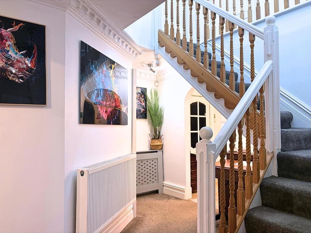 een trap in een huis met witte muren bij Fulwood House in Grimsargh