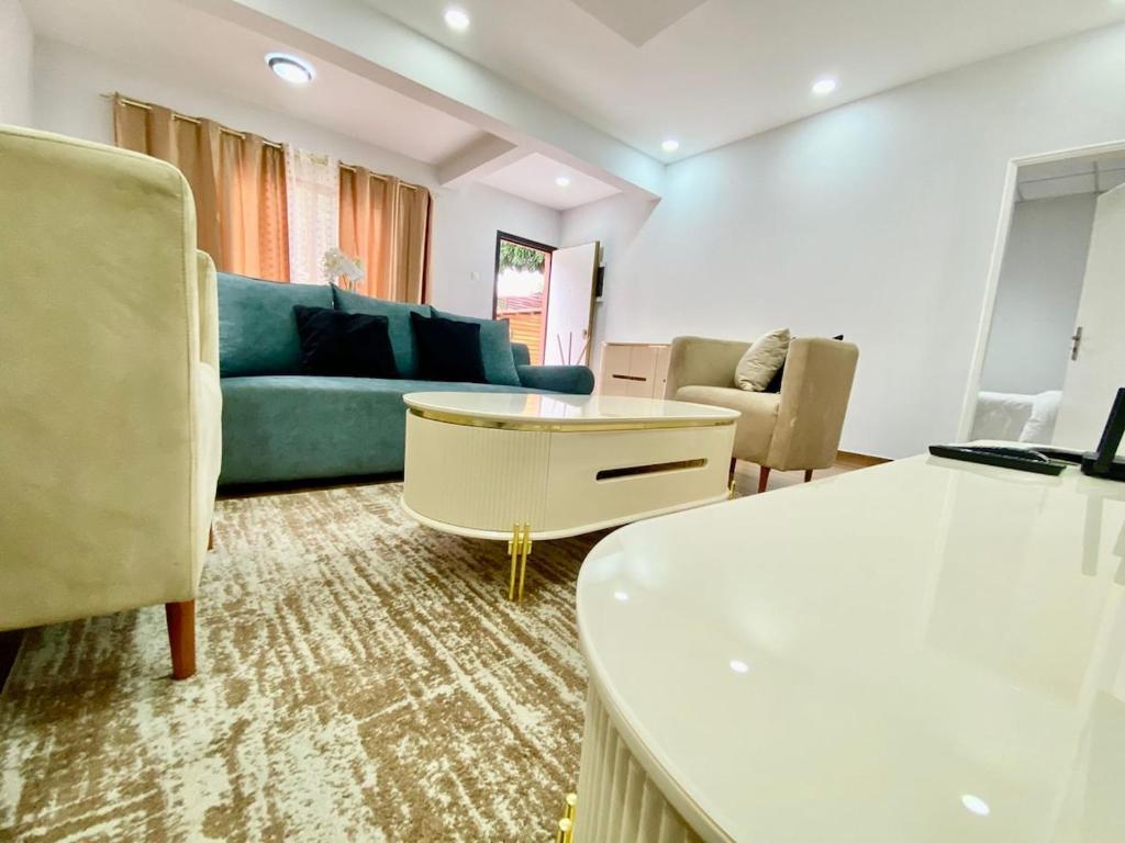 ein Wohnzimmer mit Sofa und Tisch in der Unterkunft Maculusso City Stay in Luanda