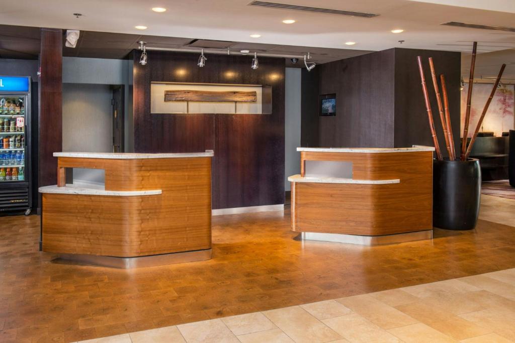 een lobby met een kapperszaak met houten meubilair bij Courtyard by Marriott Chino Hills in Chino Hills