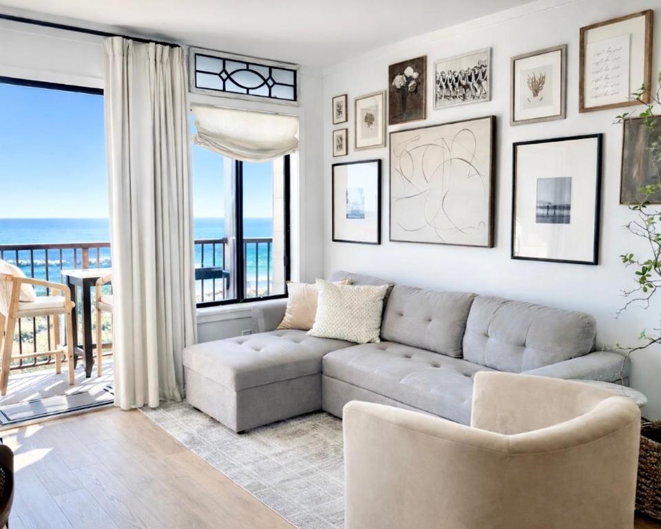 ein Wohnzimmer mit Couch und Blick aufs Meer in der Unterkunft Direct Luxury Oceanfront - On The Beach! KING BED, 2 Pools & Bar! in Hilton Head Island