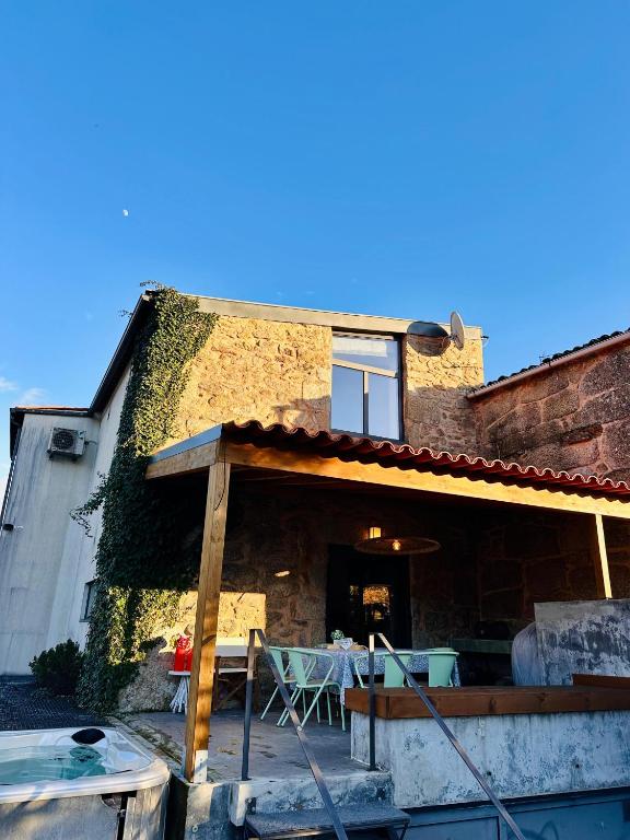 a house with a table and chairs in front of it at Casa Do Guarda Rios in Ponte Nova