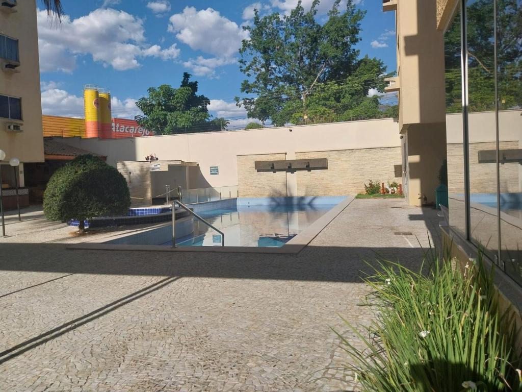 een zwembad in het midden van een gebouw bij Refugio em Caldas Novas in Caldas Novas