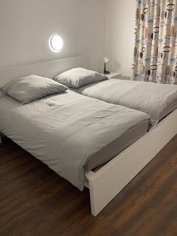 een slaapkamer met 2 bedden en een gordijn bij Haus Zum Bacchus in Mainz