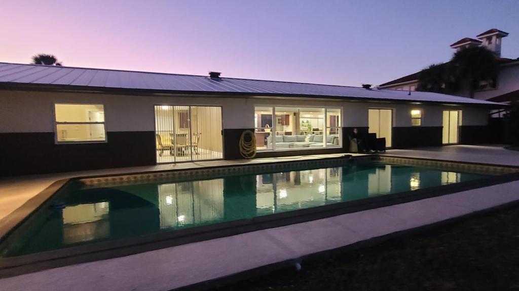 een zwembad voor een huis bij Launch & Lounge in Titusville