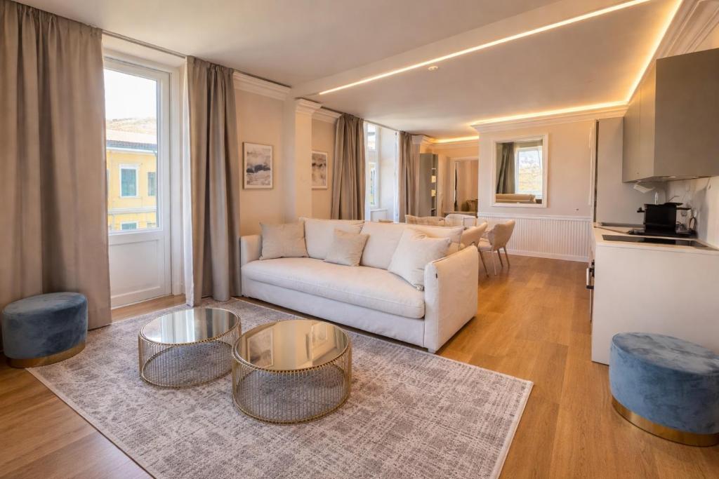 un soggiorno con un divano e un tavolo di Royal Suite Apartment a Trieste