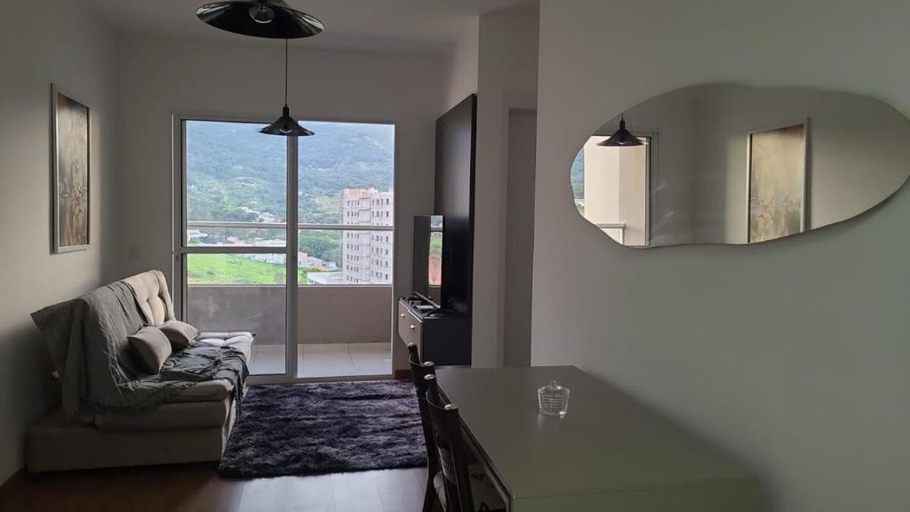 un salon avec une chaise et un miroir dans l'établissement Céu da Mantiqueira, à Extrema