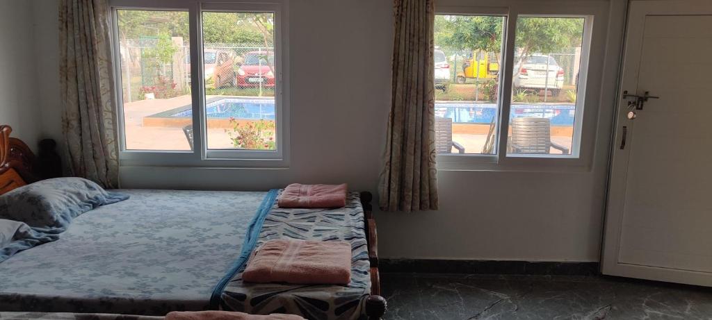 En eller flere senge i et værelse på Sivarama garden resort AC 4 Bed rooms, swimming pool 4BHK room , Box cricket, open living hall, BOrn fair, BBQ, kichan with equipment , near beach to dora thota road