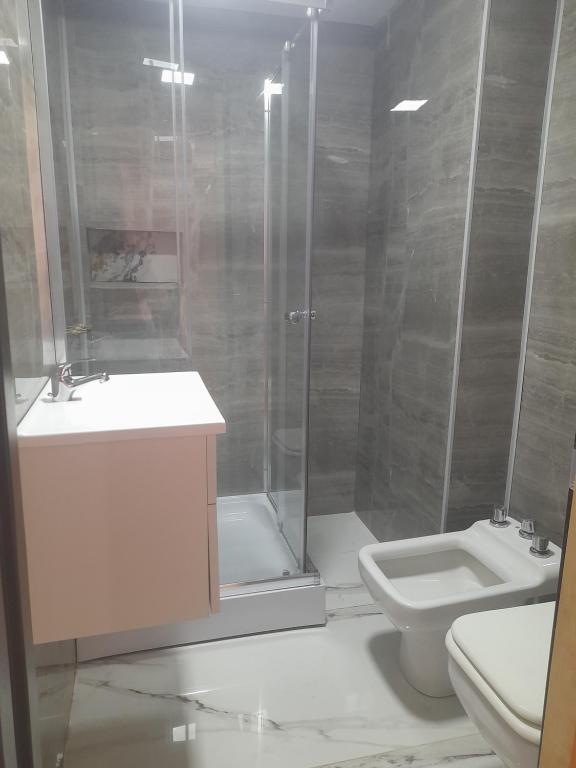 een badkamer met douche, wastafel en toilet bij Complejo cardiel in Mar del Plata