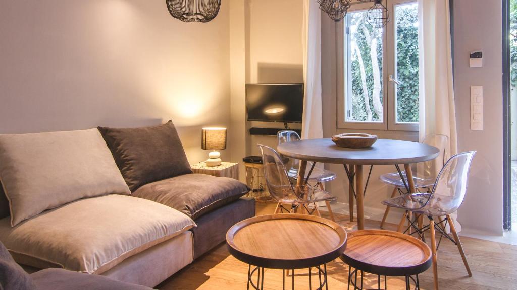 Acropolis Luxury Apartments - Superior Two-Bedroom Apartment With Backyard View