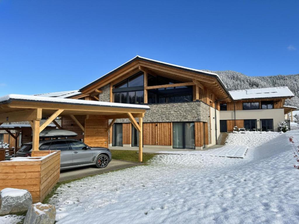 une maison avec une voiture garée devant dans l'établissement Birdie Lodge, à Sankt Lambrecht