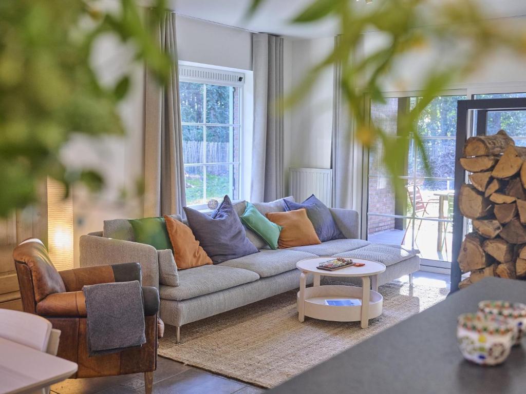 ein Wohnzimmer mit Sofa und Tisch in der Unterkunft Lierelodge in Oud-Turnhout