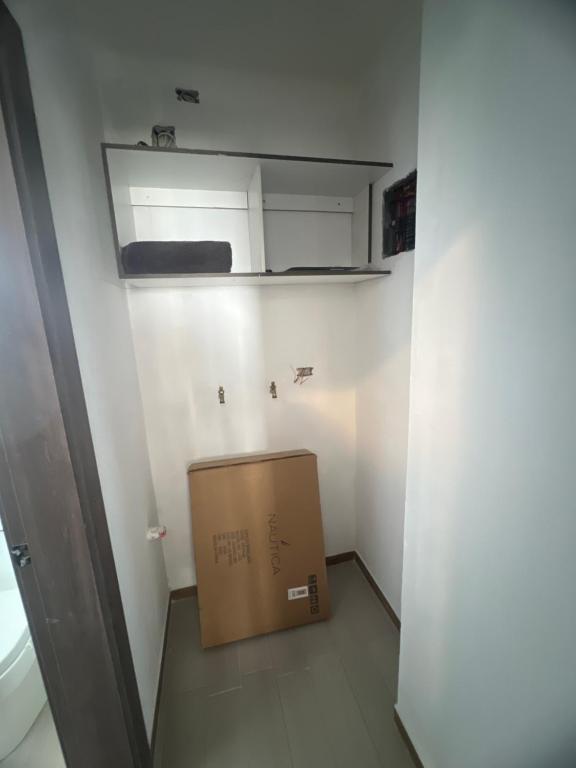 una scatola posta nell'angolo di una stanza di Suite Miramar 4 vista lateral al mar a Playas