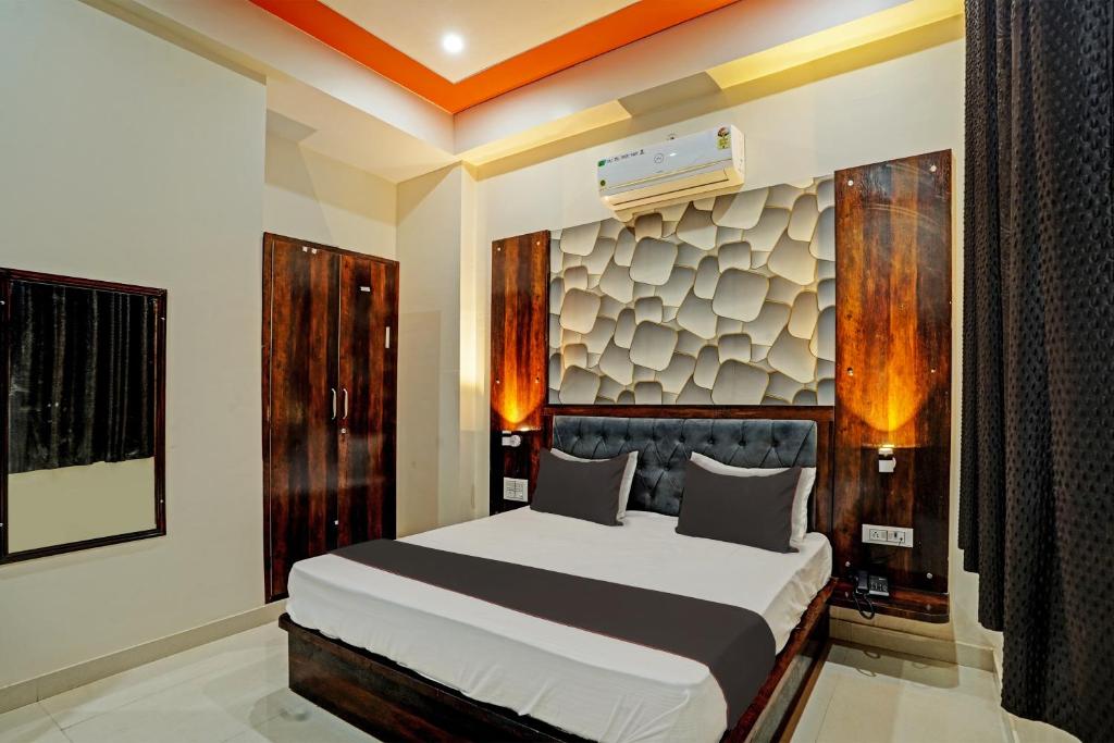 En eller flere senge i et værelse på FabHotel SR