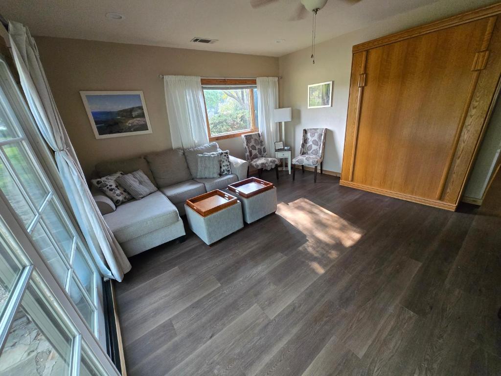 een woonkamer met een bank en een tafel bij Shahan Oasis in Little Elm