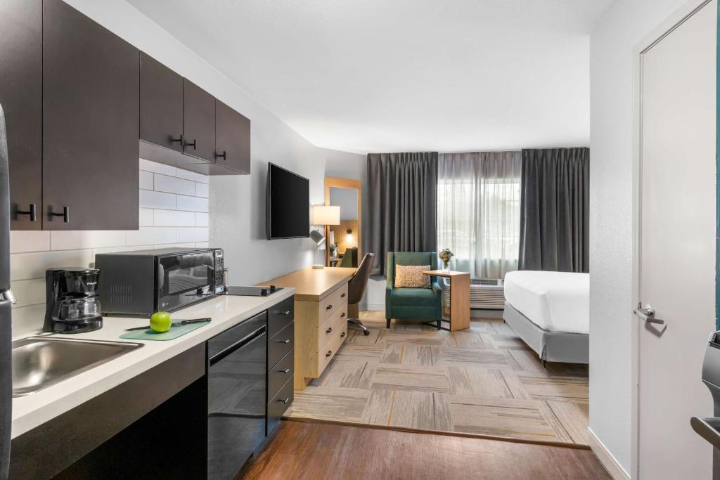 Sonesta Simply Suites Austin South photo
