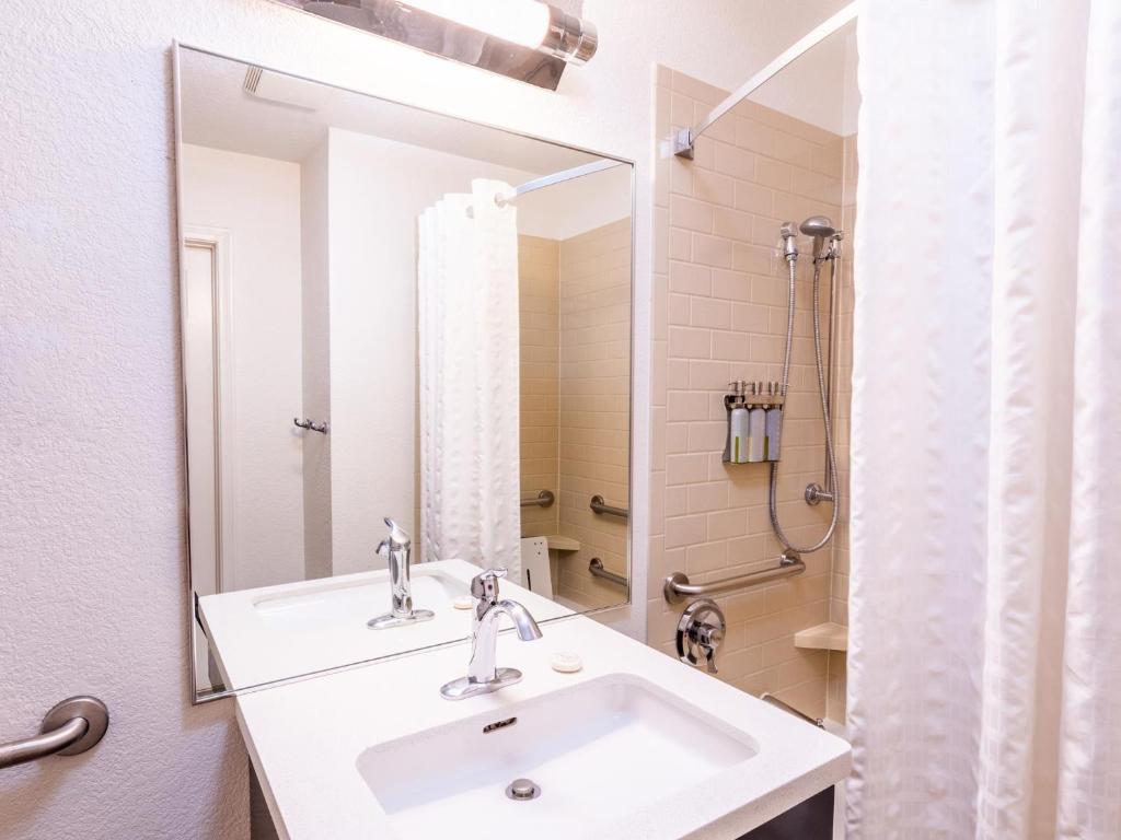 Sonesta Simply Suites Austin South photo