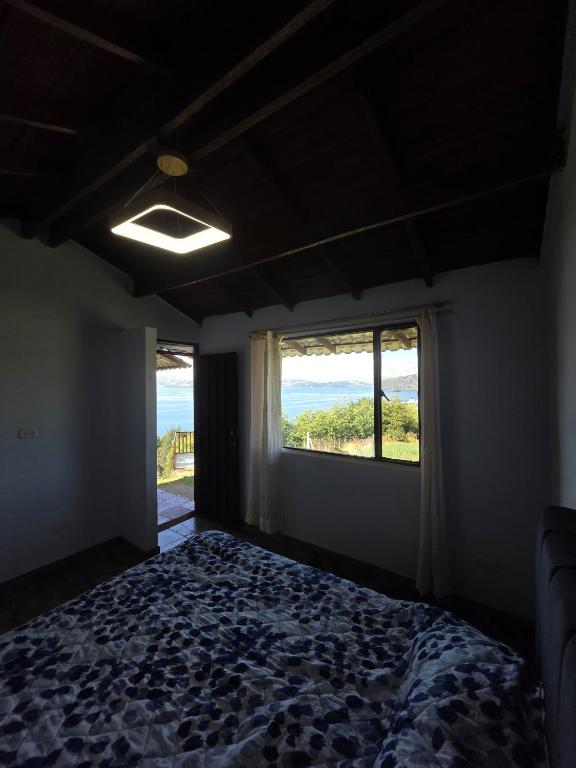 En eller flere senge i et værelse på Munay Tota Signature