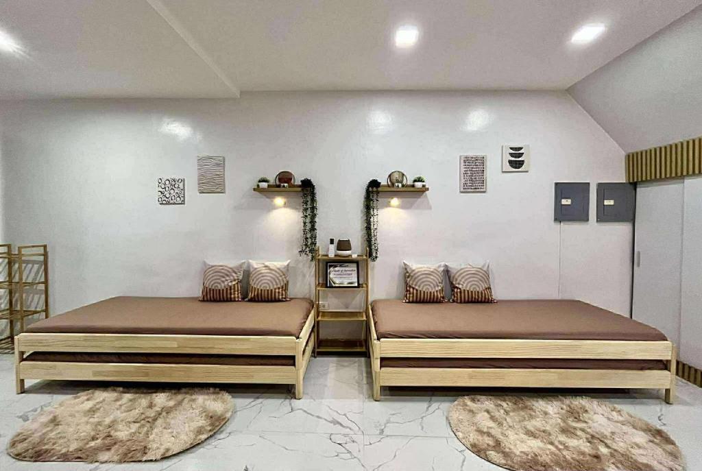 deux lits côte à côte dans une pièce dans l'établissement 3Ks Transient House - Kyle Suite, à Romblon