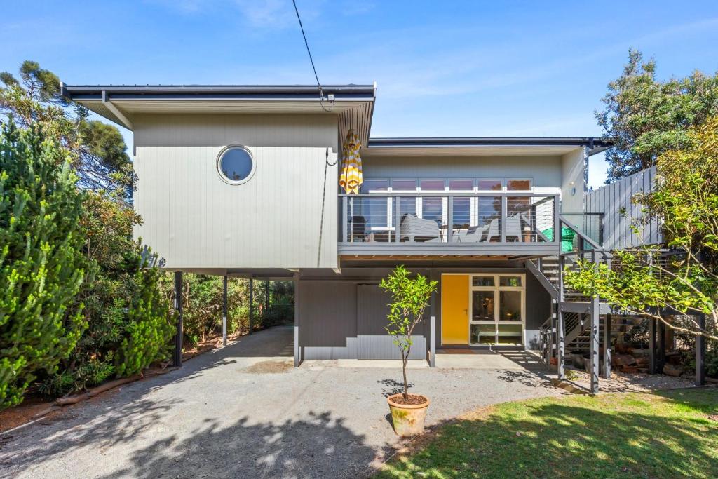 ein Haus mit einem Balkon an der Seite in der Unterkunft The Lonsdale House in Point Lonsdale