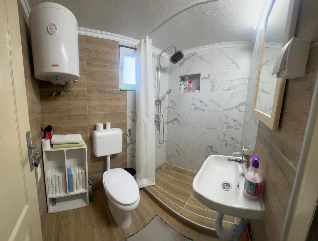 een badkamer met een wit toilet en een wastafel bij Vikendica Fenix 29 in Ljubovija