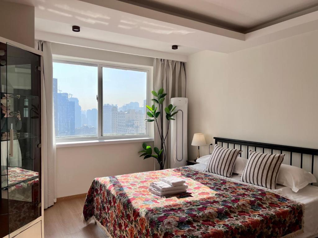 a bedroom with a bed and a large window at 上海Zighouse人民广场店 People's Square Branch, Shanghai in Shanghai