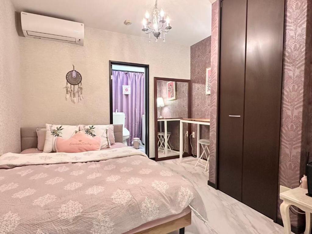 une chambre avec un lit et un lustre dans l'établissement Mori de house in kobe 1, à Kobe